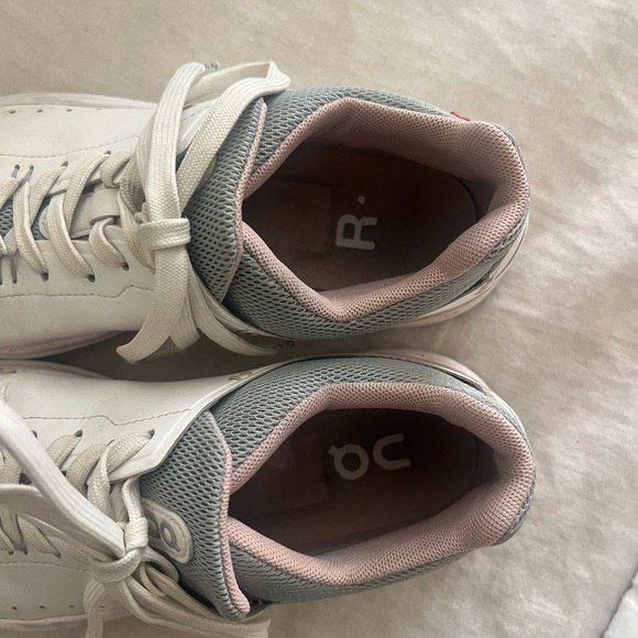 On cloud Roger - Picture 3 of 6